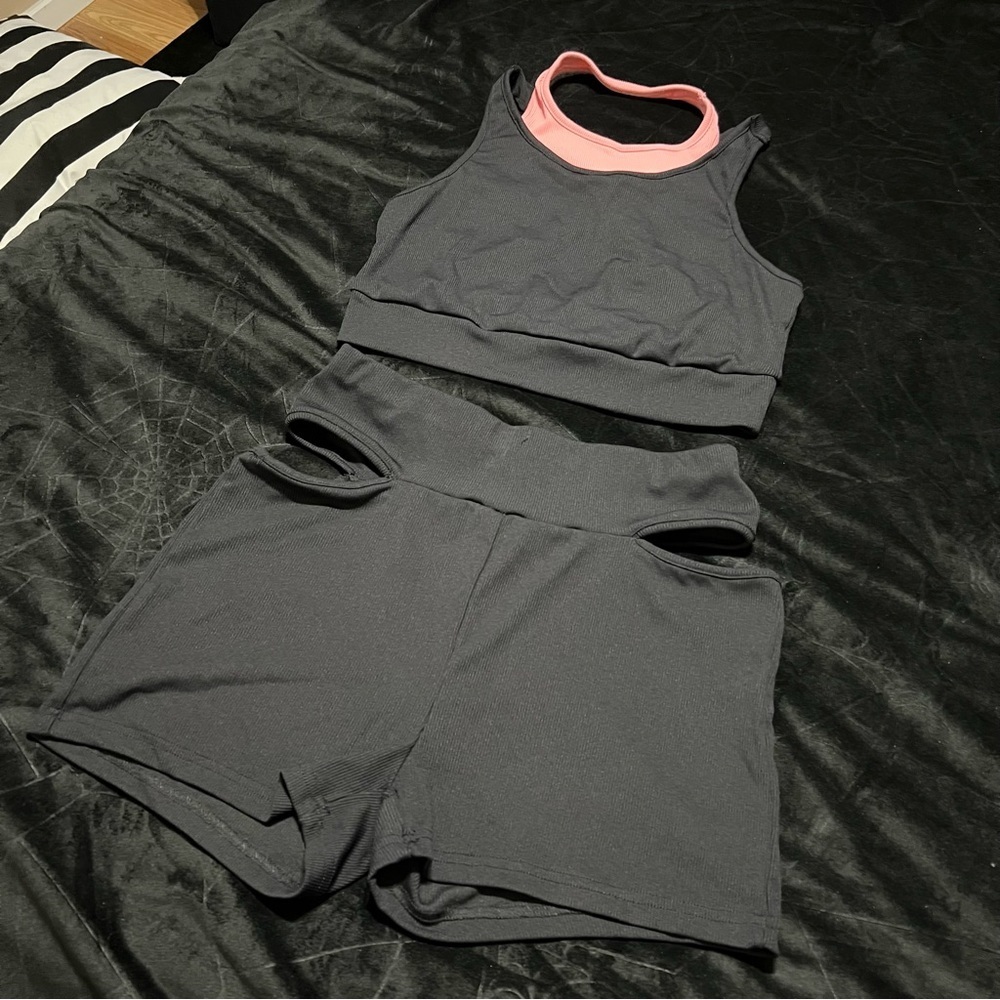 Colorblock Criss Cross Top & Cut Out Biker Shorts (Large)